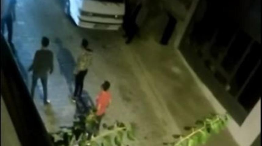 Gen&ccedil;ler sokak ortasında kavga etti