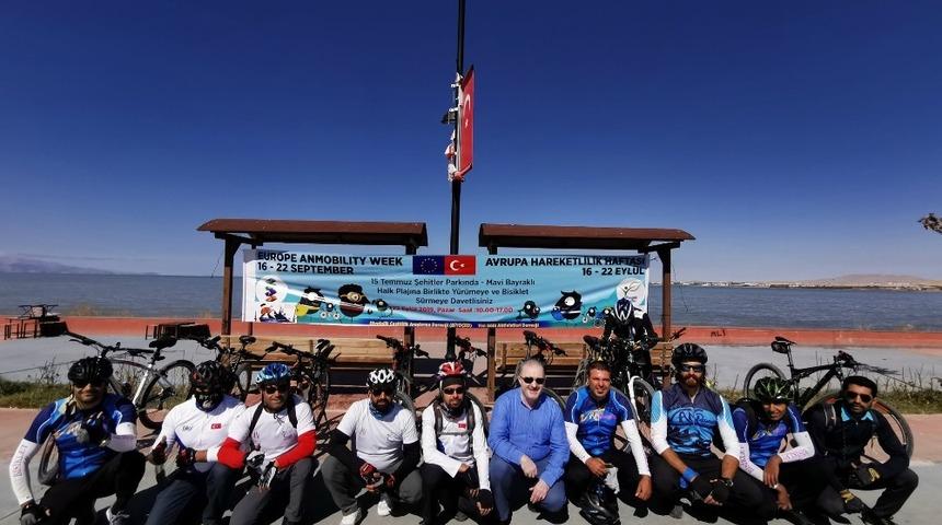 Van G&ouml;l&uuml; kıyısında bisiklet turu