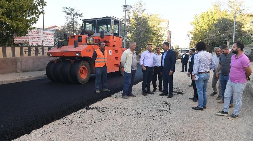 Başkan Asya iş&ccedil;ilerle parke taşı d&ouml;şedi