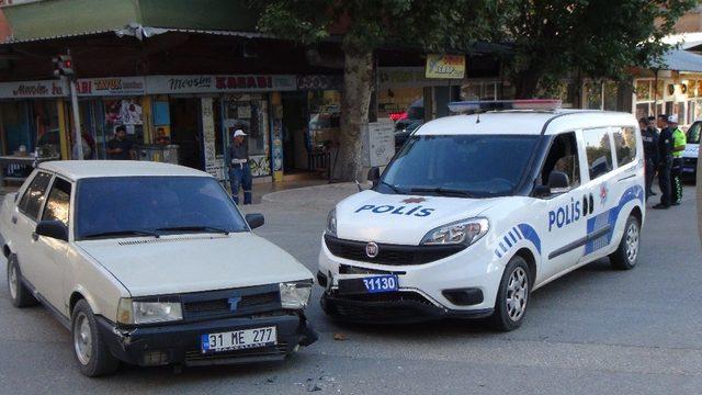 Olay yerine giden polis aracına otomobil çarptı