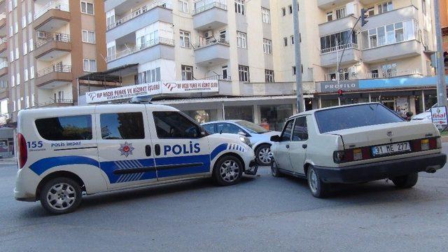 Olay yerine giden polis aracına otomobil çarptı