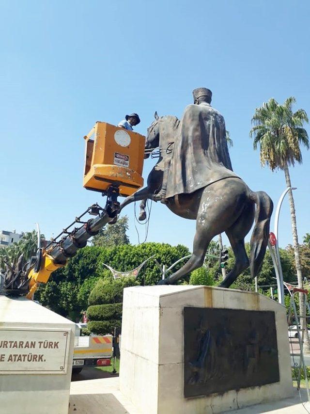 Atatürk heykelleri bakımdan geçti