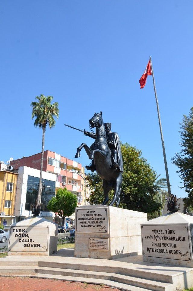 Atatürk heykelleri bakımdan geçti