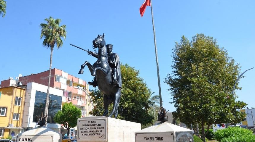 Atat&uuml;rk heykelleri bakımdan ge&ccedil;ti