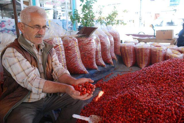 Kuşburnu bol olunca fiyatı düştü