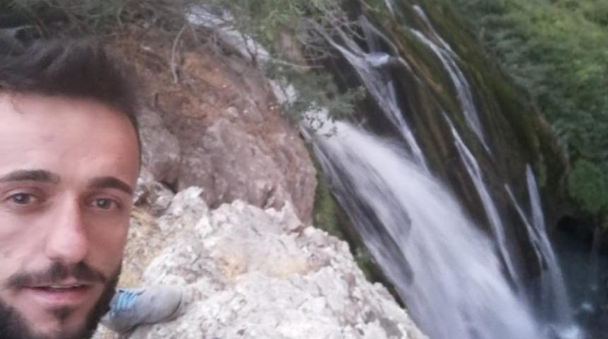 G&ouml;renleri b&uuml;y&uuml;leyen şelale ziyaret&ccedil;ilerini bekliyor