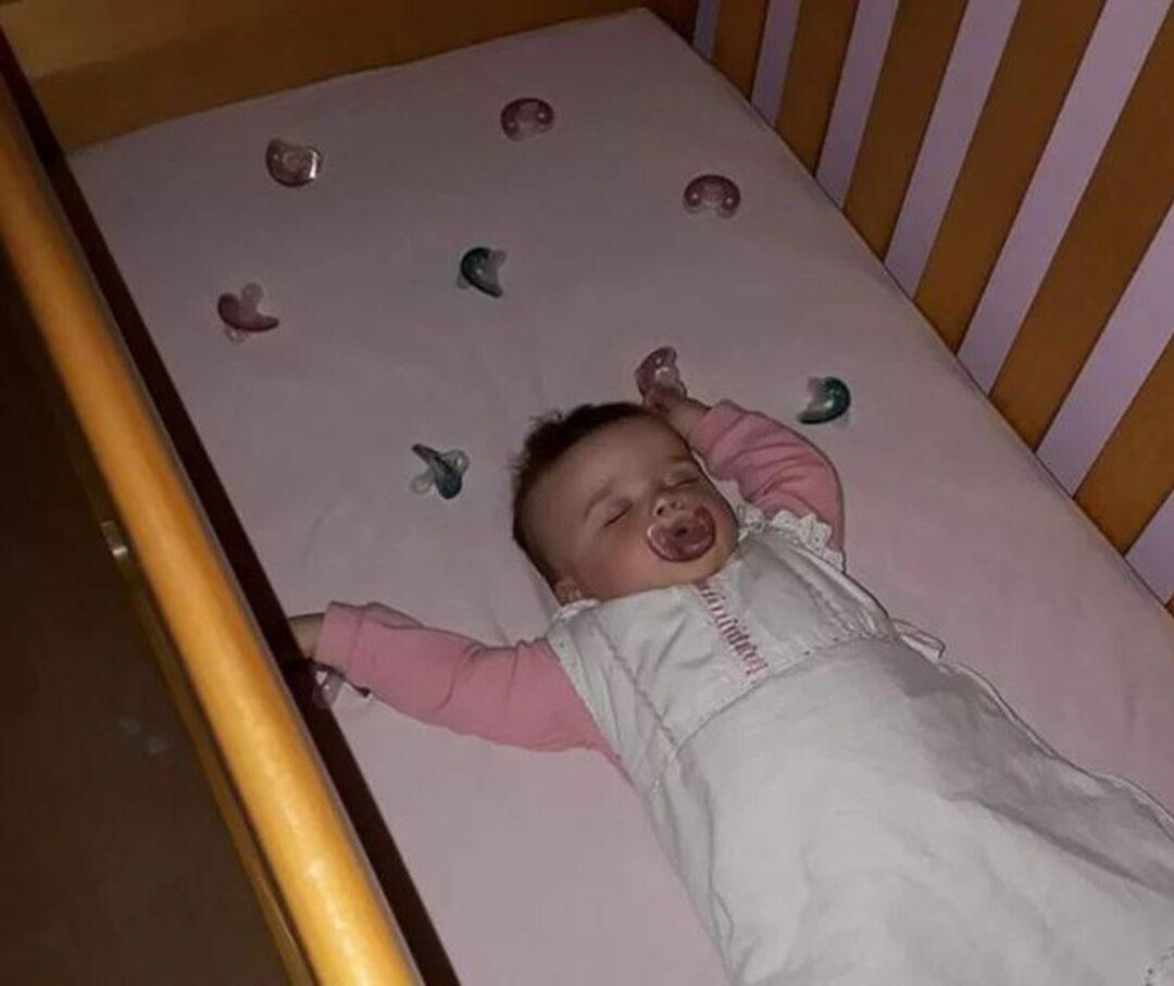 Уложила 2 месячную дочку спать. Кроватка для новорожденного.