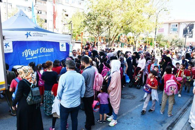 Küçükçekmece’de 10 bin aşure dağıtıldı 2