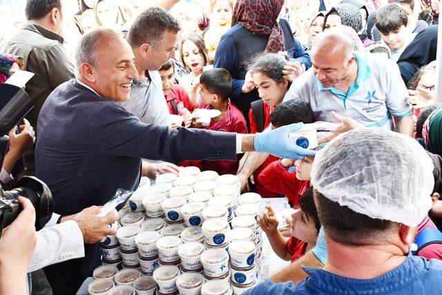 Küçükçekmece’de 10 bin aşure dağıtıldı 3