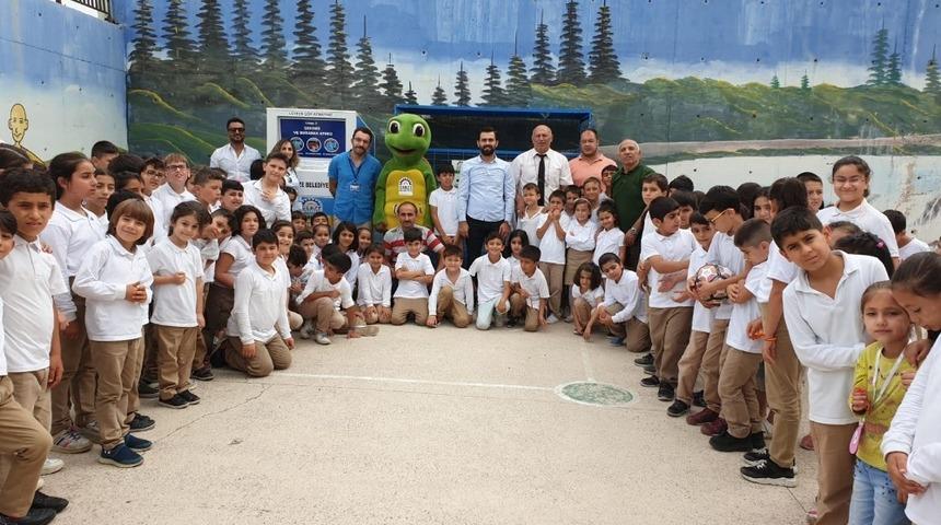 Giysiler çöpe değil kumbaraya