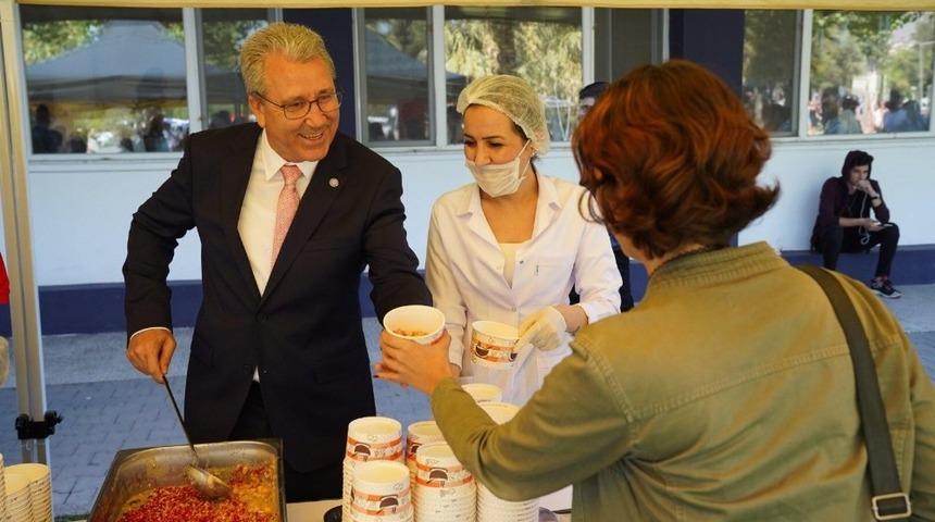 Rekt&ouml;r Budak&rsquo;tan &ouml;ğrencilere sıcak karşılama