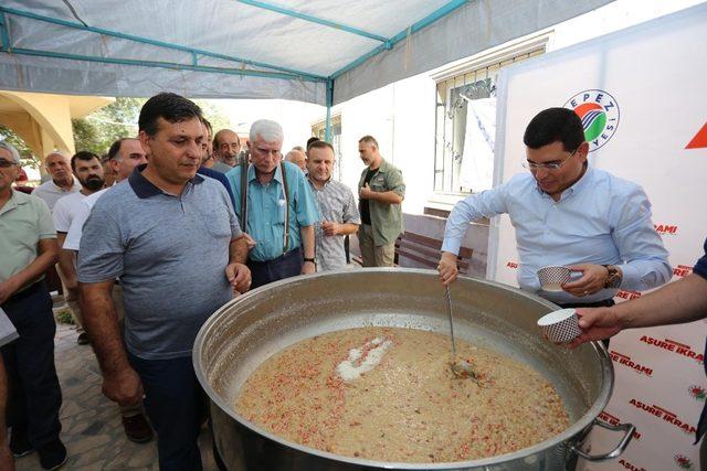 Tütüncü’den Kepezlilere aşure ikramı