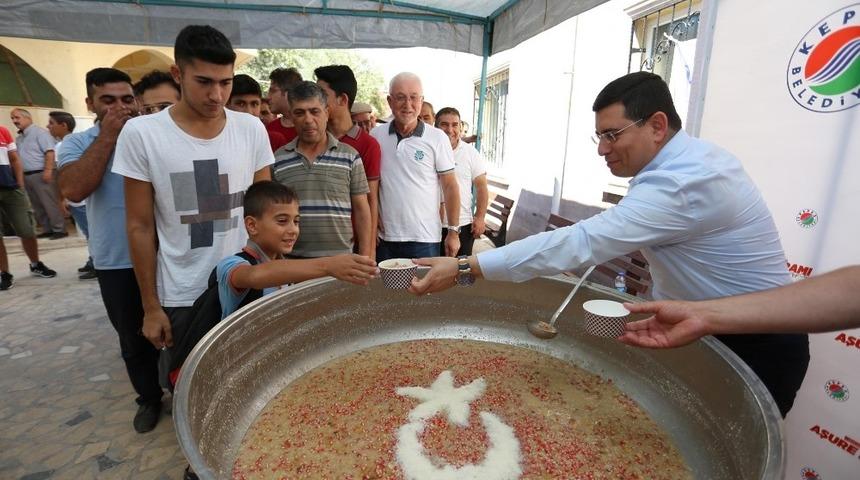 T&uuml;t&uuml;nc&uuml;&rsquo;den Kepezlilere aşure ikramı