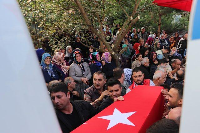 Şehit Volkan Tantürk için evinin önüne helallik istendi