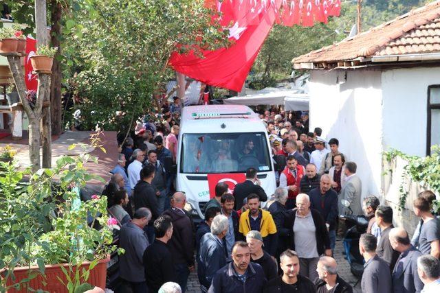 Şehit Volkan Tantürk için evinin önüne helallik istendi