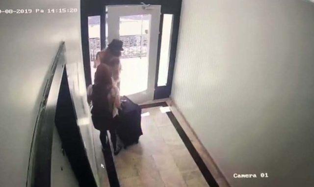 Kadın hırsızlar, kasayı bavulla taşıdı