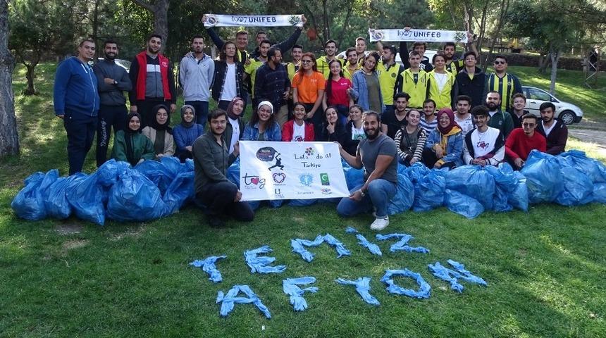 &Ccedil;&ouml;pleri g&ouml;n&uuml;ll&uuml; olarak topladılar