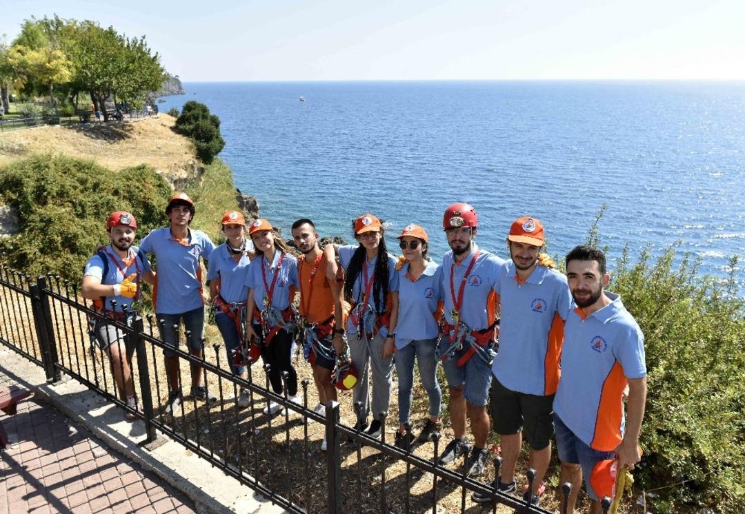 Falezlerde temizlik &ccedil;alışması