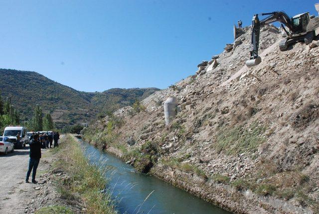 Sulama kanalına düşen işçi koybuldu