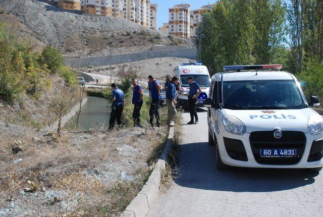 Sulama kanalına düşen işçi koybuldu