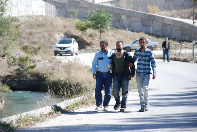 Sulama kanalına düşen işçi koybuldu