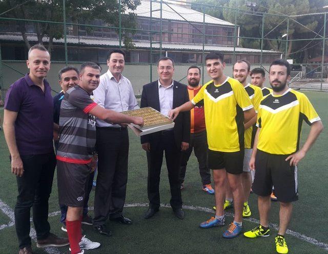 Kurumlar arası futbol turnuvası baklava jestiyle başladı