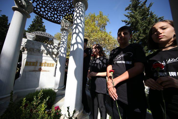 Zeki Müren vefatının 23. yılında kabri başında anıldı G1