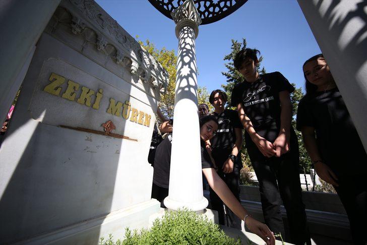 Zeki Müren vefatının 23. yılında kabri başında anıldı G5