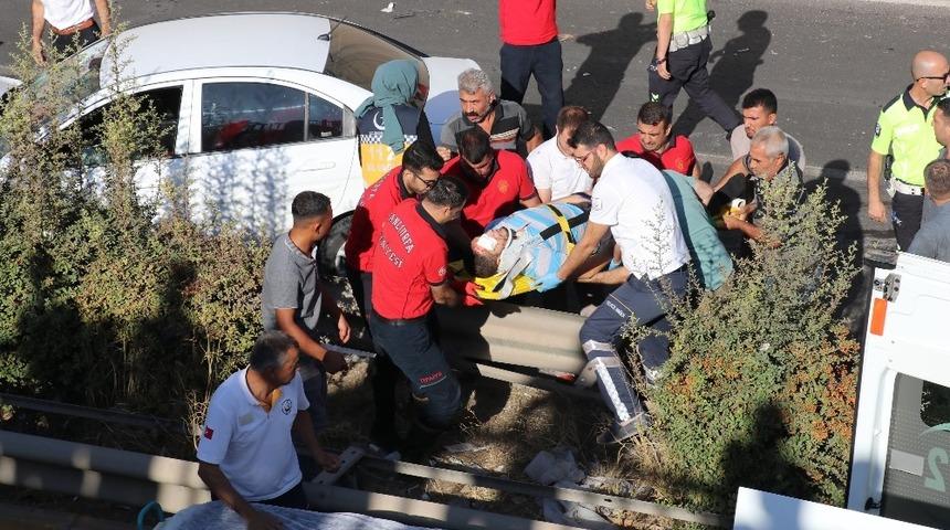 Otomobil ile trakt&ouml;r &ccedil;arpıştı: 3 yaralı