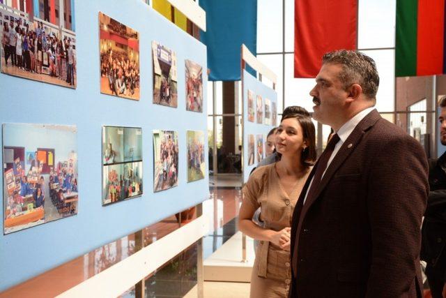 Rektör Çomaklı, “Dünden Bugüne Gönüllüyüz” sergisinin açılışını gerçekleştirdi