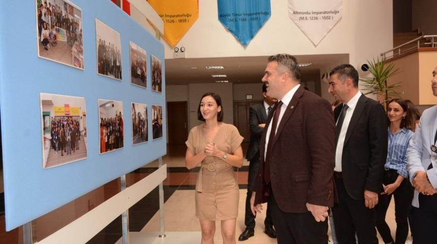 Rekt&ouml;r &Ccedil;omaklı, &ldquo;D&uuml;nden Bug&uuml;ne G&ouml;n&uuml;ll&uuml;y&uuml;z&rdquo; sergisinin a&ccedil;ılışını ger&ccedil;ekleştirdi