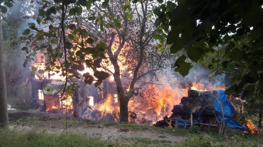 Sinop&rsquo;ta ahşap ev alevlere teslim oldu