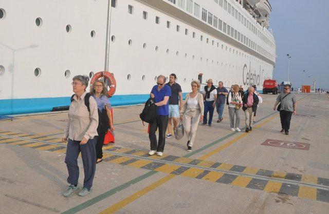 3 kruvaziyer, Kuşadası'na 2 bin 630 turist getirdi