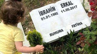 İbrahim Erkal'ın 2 buçuk yaşındaki kızı mezar başındaki sözleriyle yürek burktu