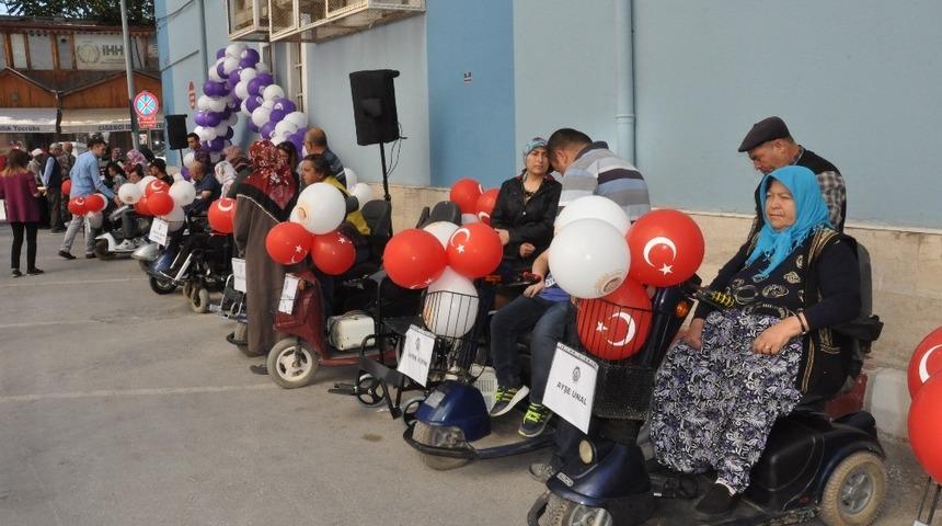 Engelli bireylere 16 ak&uuml;l&uuml; ara&ccedil; ve 10 tekerlekli sandalye