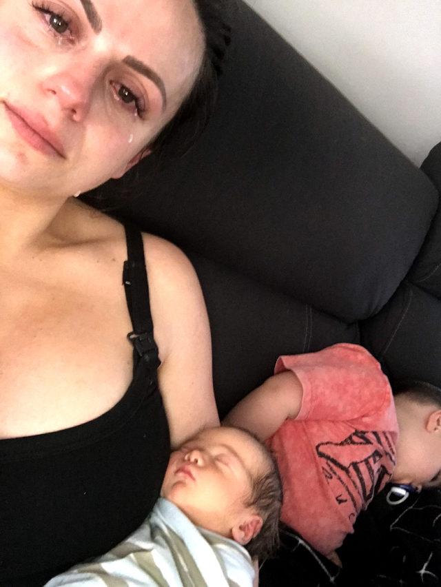 CATERS_HONEST_PHOTO_OF_MOTHERHOOD_GOES_VIRAL_01