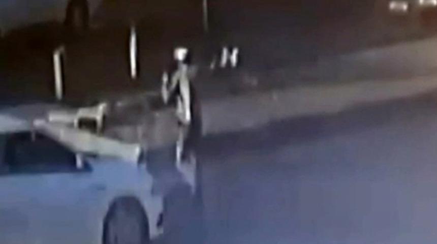 Yaşlı adam çarpmak üzere olan otomobilden zıplayarak kurtuldu