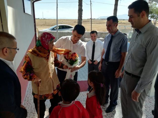 Okullara yardım yapan hayırsever kadına plaketli teşekkür