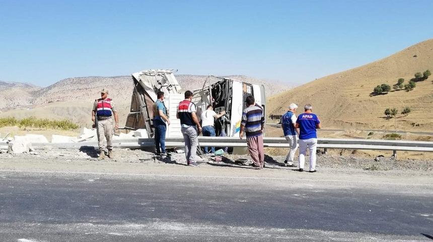 Siirt’te kamyon devrildi: 3 yaralı