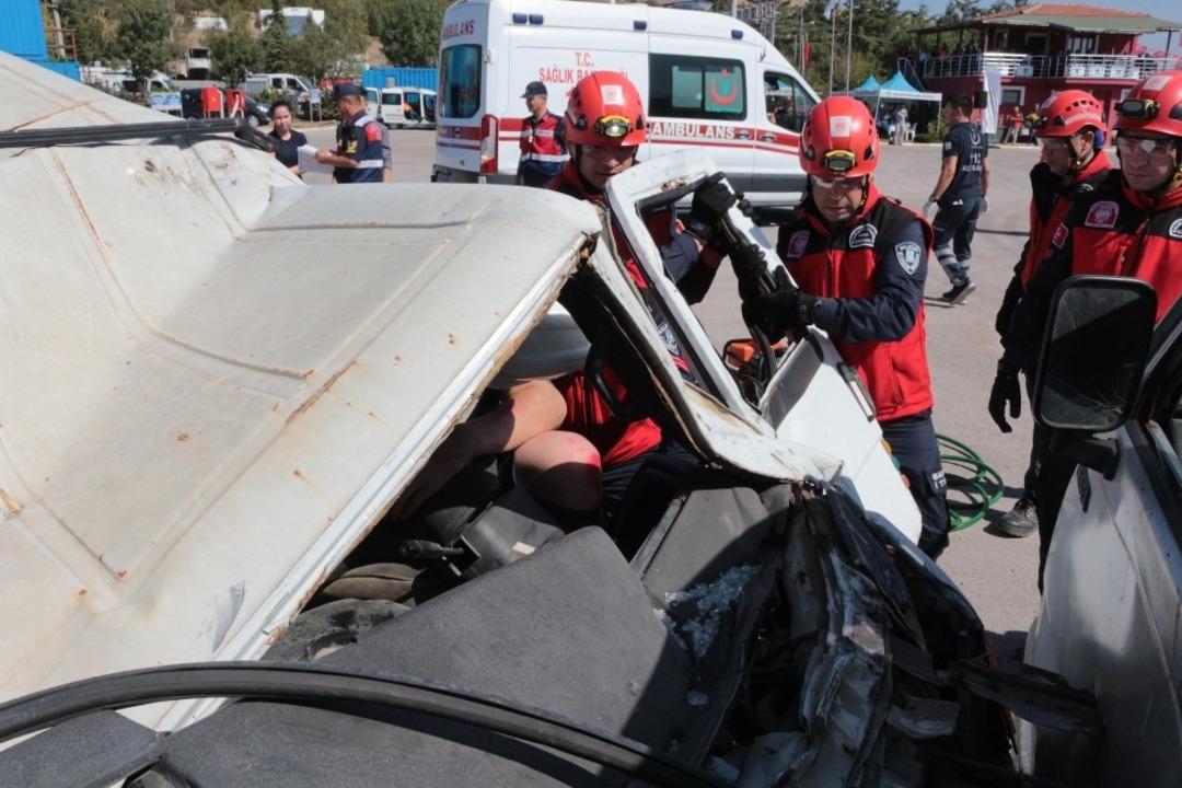 Balıkesir&rsquo;deki deprem tatbikatı ger&ccedil;eğini aratmadı