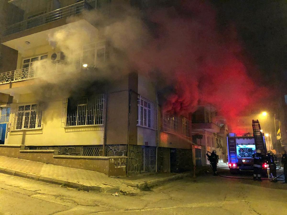 Samsun'da, doğum g&uuml;n&uuml; kutlamasında sigara izmaritinden yangın &ccedil;ıktı