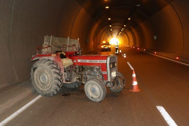 Otomobilin çarptığı traktörden düşen yolcu ve sürücü yaralandı