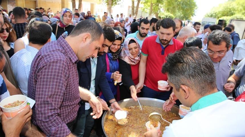 &Uuml;niversite &ouml;ğrencilerine aşure ikramı