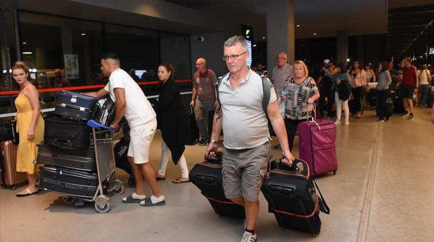 'Thomas Cook'un misafirlerinden 1050 turist Antalya'dan gönderildi'