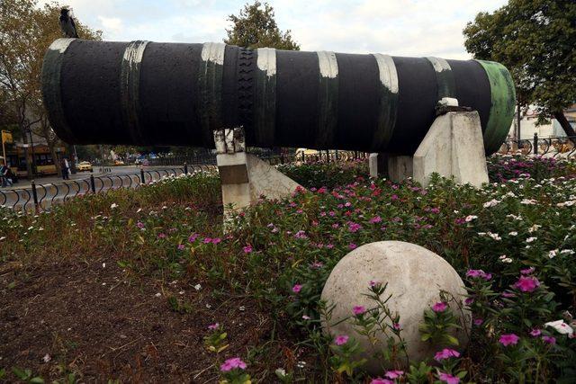 Eyüpsultan Meydanı’nda bulunan “Şahi” topuna büyük ilgi