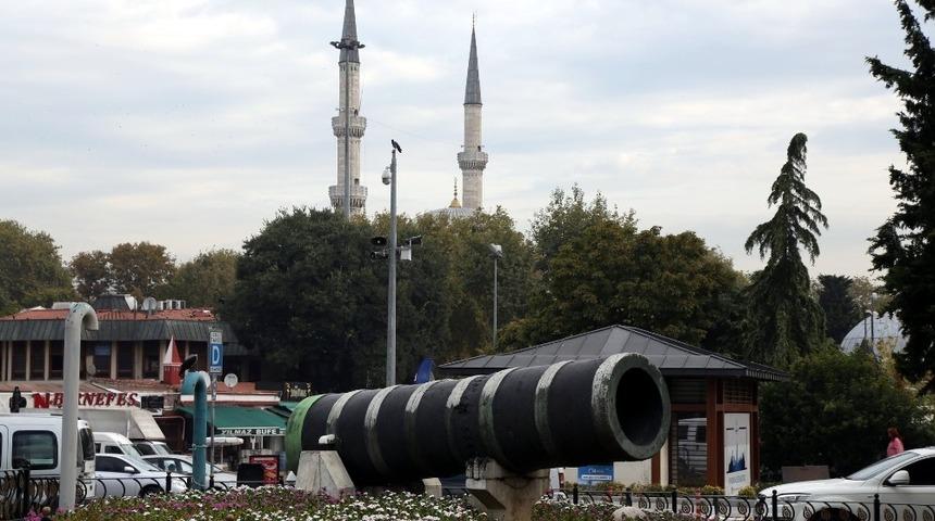 Ey&uuml;psultan Meydanı&rsquo;nda bulunan &ldquo;Şahi&rdquo; topuna b&uuml;y&uuml;k ilgi