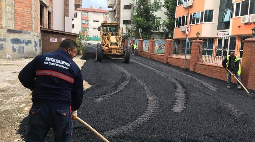 Hasar gören yollara ekiplerden müdahale