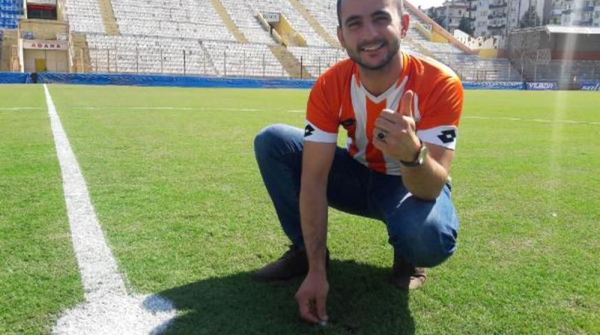 Adanasporlu taraftar yeni doğan oğlunun g&ouml;bek bağını sahaya g&ouml;md&uuml;