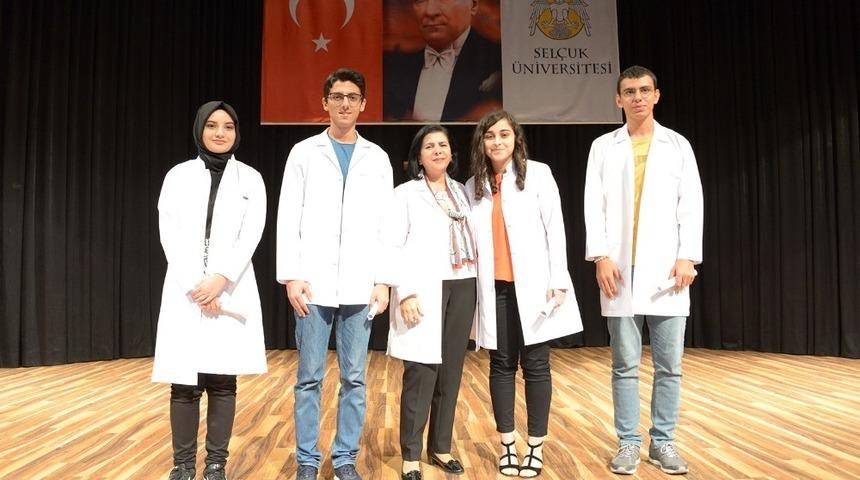 Tıp &ouml;ğrencilerinin beyaz &ouml;nl&uuml;k giyme heyecanı