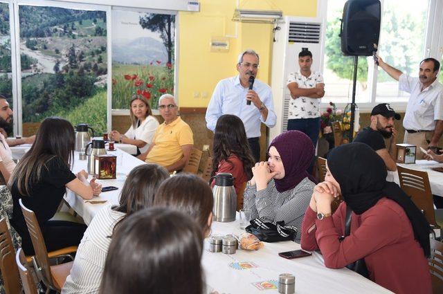 Tarsus’ta üniversiteye kayıt yaptıran öğrencilere şehir turu